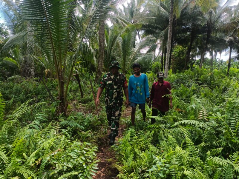 Babinsa Koramil 06/Kateman bersama masyarakat