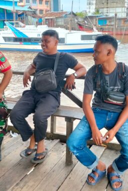 Babinsa Koramil 06/Kateman Ingatkan Keselamatan Penumpang di Pelabuhan Tagaraja