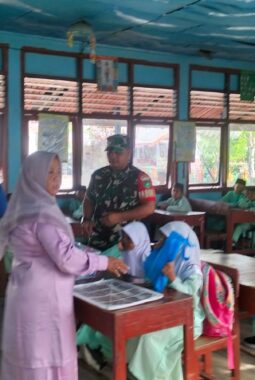 Babinsa Koramil 06 Kateman Dampingi Distribusi 5.250 Porsi Makan Bergizi untuk Pelajar dan Balita