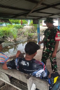 Babinsa Air Tawar Ajak Warga Tingkatkan Kewaspadaan dan Cegah Karhutla