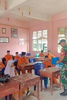 Babinsa Koramil 06/Kateman Dampingi Distribusi 5.250 Porsi Makan Bergizi untuk Pelajar dan Posyandu