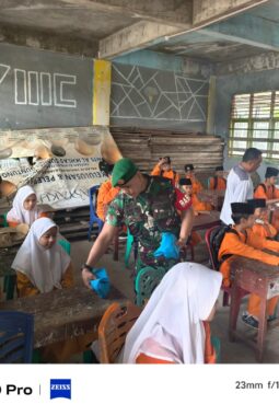 Program Makan Bergizi di Kateman Berjalan Lancar, Babinsa Dampingi Distribusi 5.700 Porsi untuk Pelajar dan Posyandu