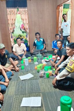 Mendukung Program Kapolda Riau “Green Policing”, Bhabinkamtibmas Desa Penjuru Tegaskan Larangan Tangkap Ikan dengan Setrum dan Racun