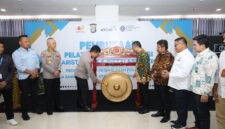 foto: Wakapolda Kepri Brigjen Pol Dr. Anom Wibowo saat memukul gong tanda  pembukaan Pelatihan Berbasis Kompetensi Program Barista dan Instalasi Listrik Sederhana 