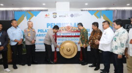 foto: Wakapolda Kepri Brigjen Pol Dr. Anom Wibowo saat memukul gong tanda  pembukaan Pelatihan Berbasis Kompetensi Program Barista dan Instalasi Listrik Sederhana 