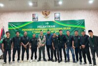 Handy berfoto dengan demisioner dan pengurus baru HMI MPO Cabang Batam Madani 
