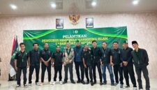 Handy berfoto dengan demisioner dan pengurus baru HMI MPO Cabang Batam Madani