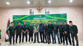 Handy berfoto dengan demisioner dan pengurus baru HMI MPO Cabang Batam Madani 