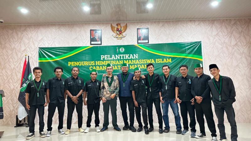 Handy berfoto dengan demisioner dan pengurus baru HMI MPO Cabang Batam Madani 