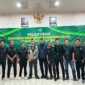 Handy berfoto dengan demisioner dan pengurus baru HMI MPO Cabang Batam Madani 